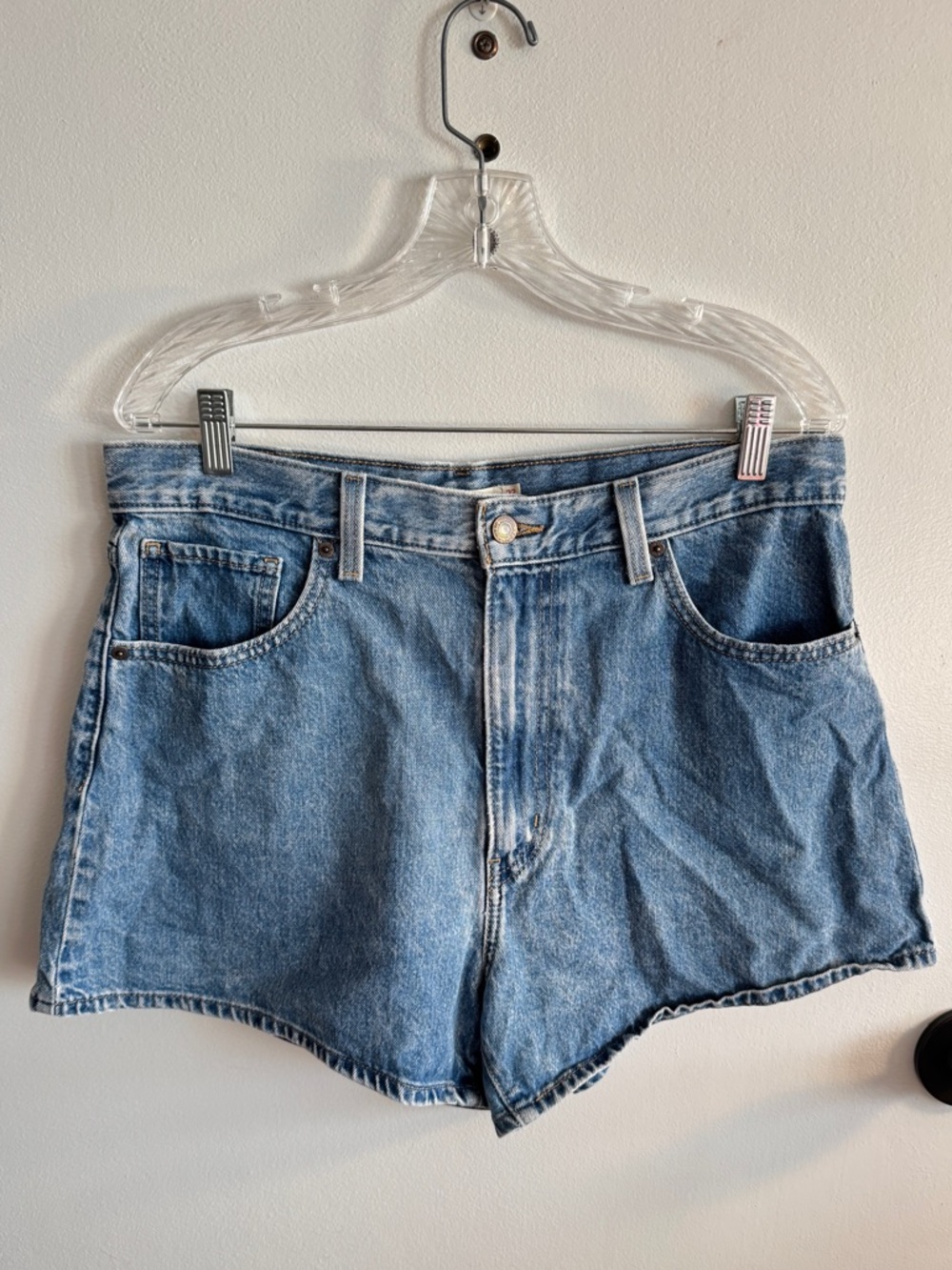Levi’s Women’s High Waisted Mom Denim Shorts Medium Wash Size 32